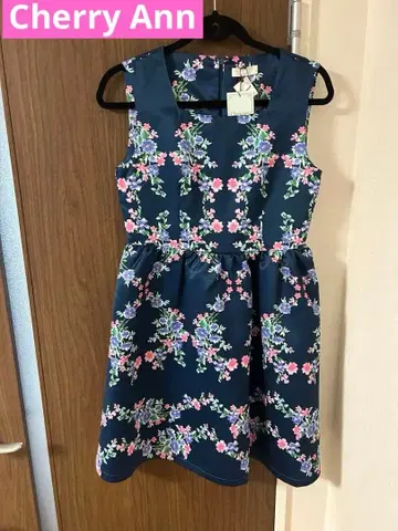 새상품 Cherry Ann 네이비 플라워 프린트 슬리브리스 원피스