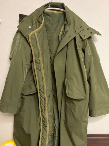 올리브색 후드 부착 모즈 코트 레이어드 타입