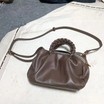 브라운 뜨개질 핸들 숄더백