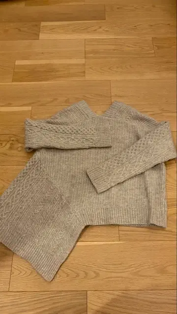 그레이 V넥 케이블 니트 스웨터