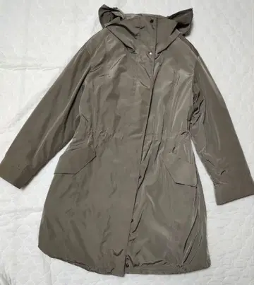 온워드 자유구 실버 후드 퍼 달린 다운 코트 38