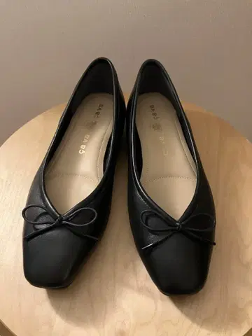 블랙 리본 포함 플랫슈즈