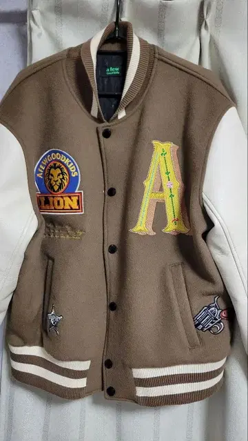 a few Good kids 바시티 자켓 브라운/화이트