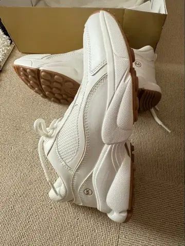 MICHAEL KORS 화이트 스니커즈