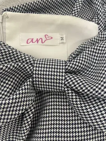 an M 사이즈 체크 무늬 오프숄더 드레스