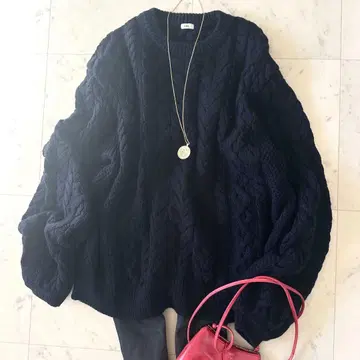 새상품급 이에나 케이블 볼륨 슬리브 풀오버 크루넥 니트 네이비 컬러