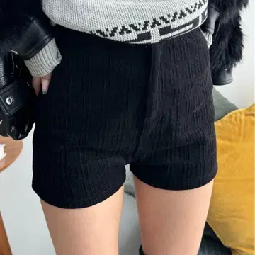 SHAGGIE 모노그램 타이트 하이웨스트 숏팬츠