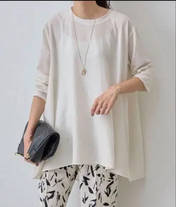 비어즐리 뒤 드레이프 T 블라우스