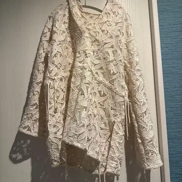 hella 헤라 아이보리 레이스 후드 부착 긴팔 셔츠