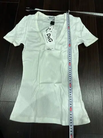D&G 화이트 V넥 티셔츠 택 포함 새상품