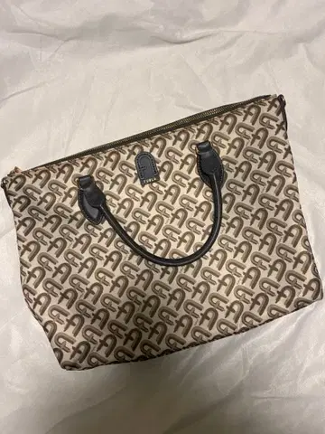 FURLA 로고 프린트 핸드백