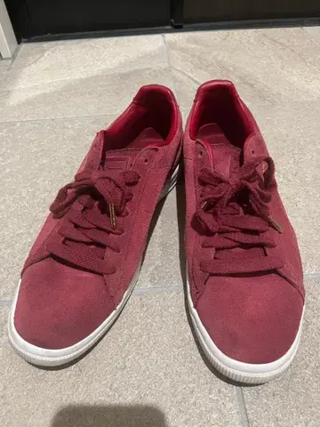 빨간색 스웨이드 로우컷 스니커즈