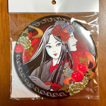 이토 준지 산리오 기모노 토미에 BIG 캔뱃지 헬로키티 토미에 캔뱃지