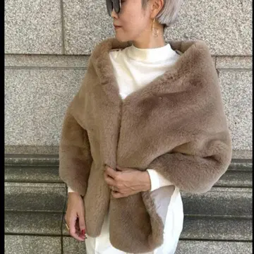 젠느 리치 볼륨 퍼 케이프 베이지