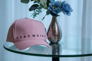 STAY WEIRD 핑크 야구 모자