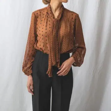 나라 까미체 쉬폰 도트 플리츠 블라우스