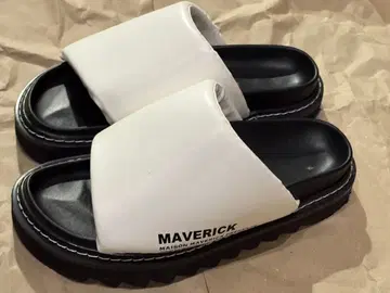 MAISON MAVERICK PRESENTS 화이트 샌들