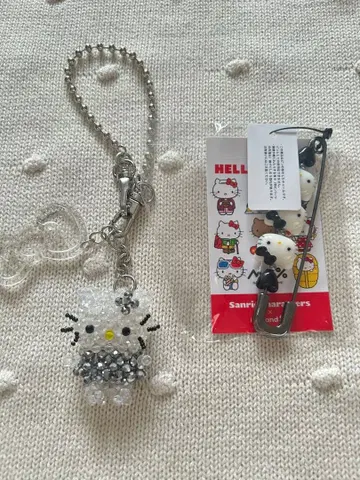 LOWRYSFARM Me% 헬로키티 비즈 키체인 핑 참