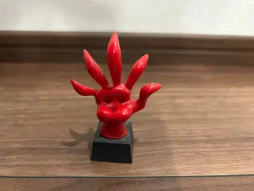 빨간색 손 모양의 오브제 오카모토 타로