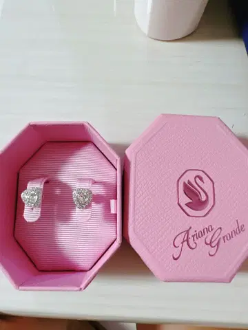 Ariana Grande x Swarovski 스터드 귀걸이