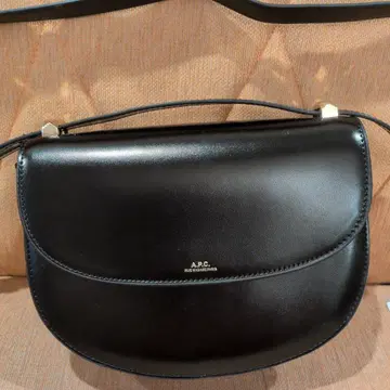 A.P.C. 블랙 가죽 숄더백