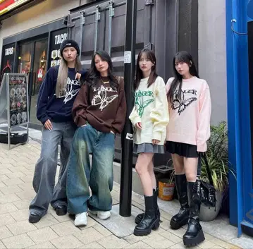 younger song 버터플라이 자수 니트 스웨터 핑크