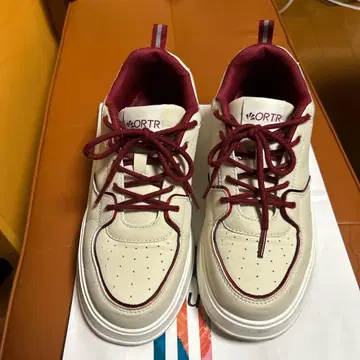 아이보리/버건디 레이스업 스니커즈