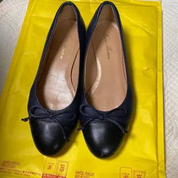 리본 포함 네이비 블랙 플랫슈즈