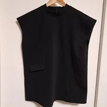 Aga 블랙 슬리브리스 상의