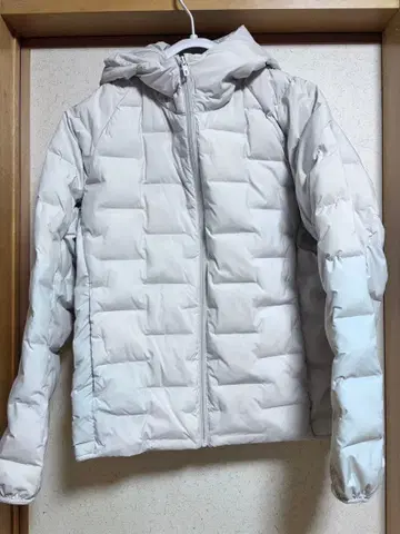 [유니클로] 퍼프테크 후드티 L 사이즈 화이트