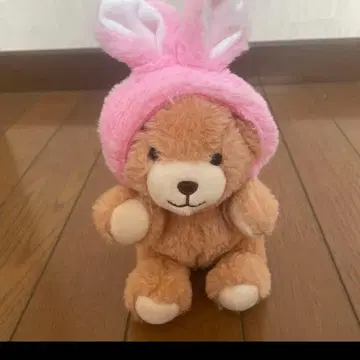 토끼 귀 달린 브라운 봉제 인형