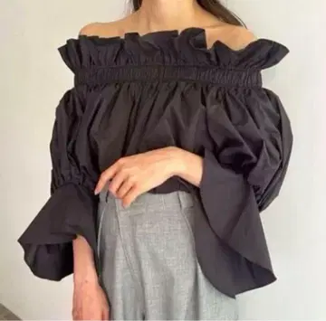 SNIDEL 스나이델 오프숄더 크롭 블라우스 다크 그레이