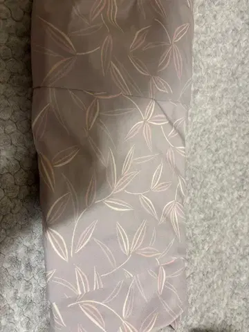 연보라색 잎 무늬 기모노