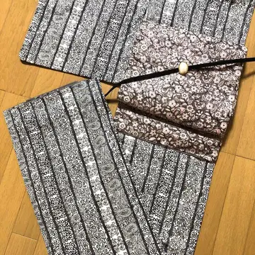 순수 실크 코몬 화이트에 흑먹색의 오리엔탈 세로 라인 보타니컬