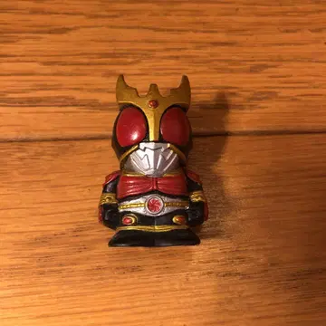 가면라이더 소형 피규어 왕관 디자인