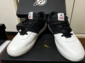 Jordan Series 화이트/블랙 스니커즈