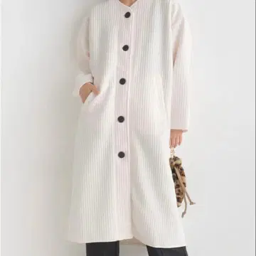 OMNES 라인 퀼트 노카라 롱 코트