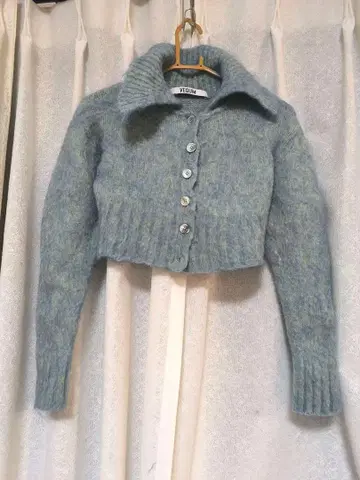 VEQUM 라이트 블루 크롭 니트