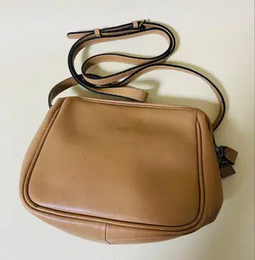 [ 현상품 ] 베이지 가죽 숄더백