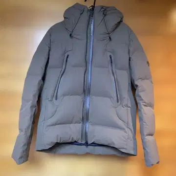 데상트 얼터레인 마운테니어 미즈사와 다운 올리브 O(XL)