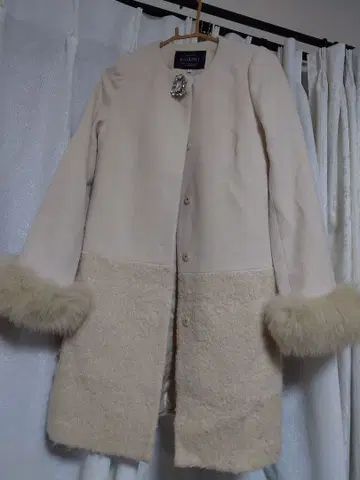 JUSGLITTY 퍼 롱 코트 베이지