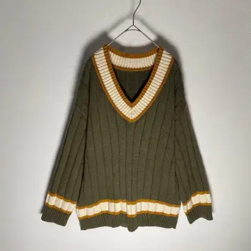 올리브 그린 V넥 니트 대비 트리밍 리브