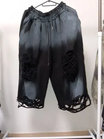 GRANCY를 좋아하는 분에게 추천하는 데미지 가공 블랙 맨투맨 숏팬츠