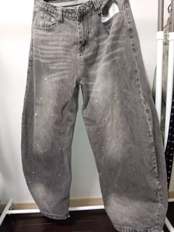 그레이 벌룬 실루엣 데님 페인트 가공