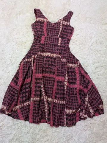 릴리 브라운 코끼리 패턴 슬리브리스 무릎 기장 원피스