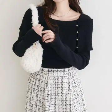 내추럴 꾸뛰르 오프숄더 디자인 니트