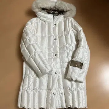 화이트 다운 자켓 후드 부착