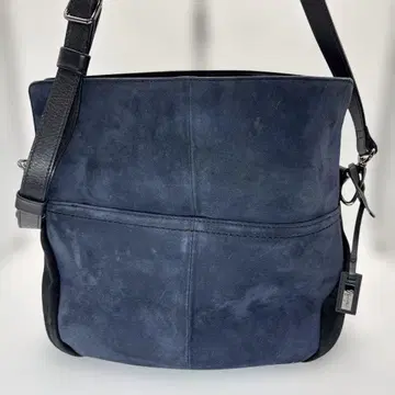 긴자 카네마츠 네이비 스웨이드 숄더백