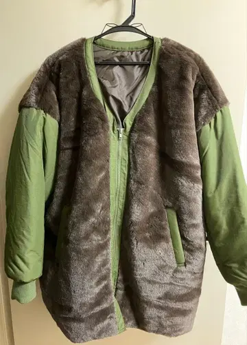 브라운 퍼가 달린 밀리터리풍 자켓