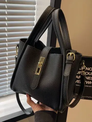 가죽 느낌 숄더백 블랙